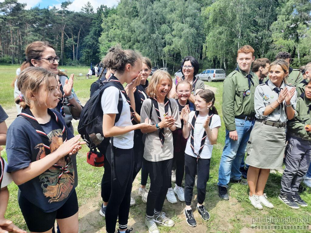 Powiatowy Harcerski Bieg Patrolowy w babskim lesie. Wygrali harcerze z Wójcina przed Szerzawami i Strzelcami (wideo + zdjęcia)