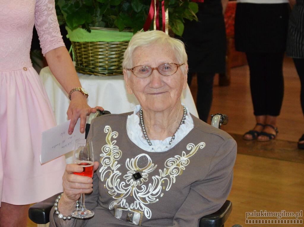 100 lat Joanny Malińskiej z Wieńca. Wraz z mężem wychowali 11 dzieci. Jubilatka doczekała się 27 wnuków, 46 prawnuków i 7 praprawnuków (zdjęcia)