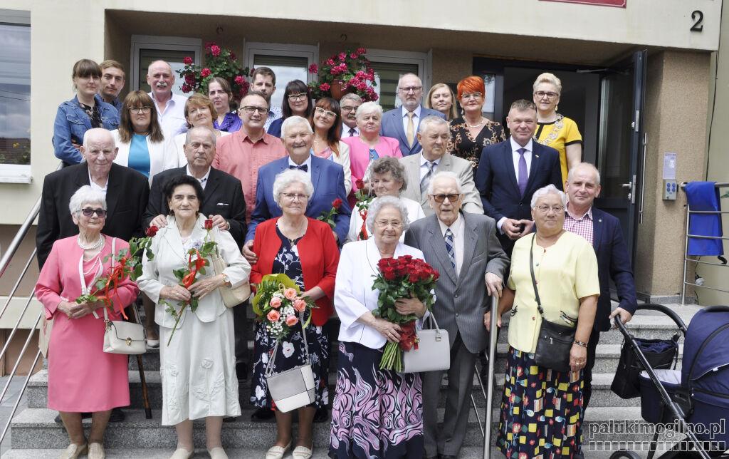 Wyjątkowa uroczystość w Strzelnie: 1 para świętowała 65-lecie, a 4 pary 60-lecie ślubu (wideo + zdjęcia)