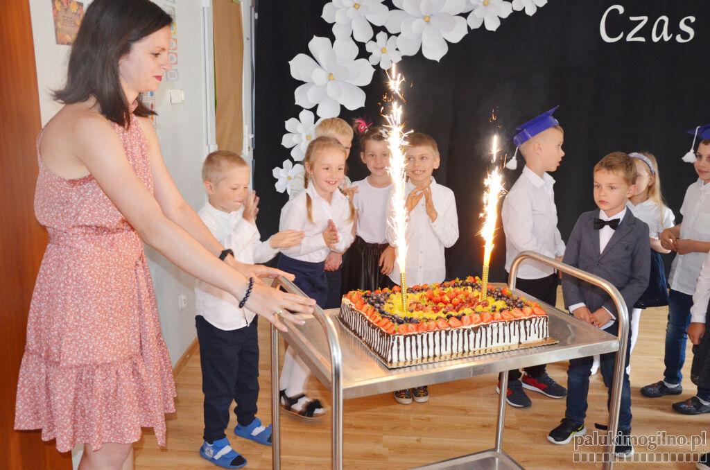 Przedszkolaki wyruszają do szkoły. Ogromny tort 
