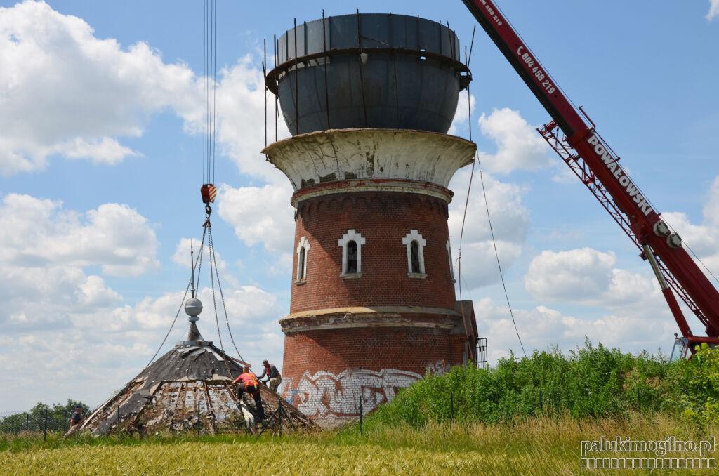 Metalowy zbiornik już nie wróci na wieżę ciśnień w Szczeglinie. Wieża zostanie odbudowana w takim samym kształcie (wideo + zdjęcia)
