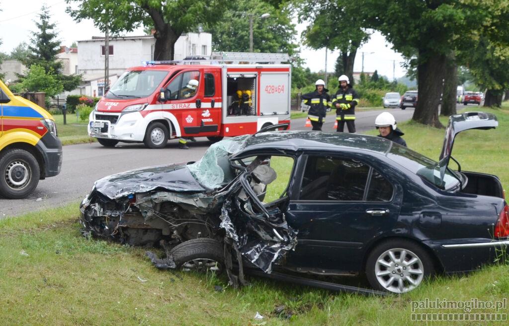 Zieleń: kierowca zjechał roverem na drugi pas. Tłumaczył, że omijał wyrwę. Zderzył się z volkswagenem