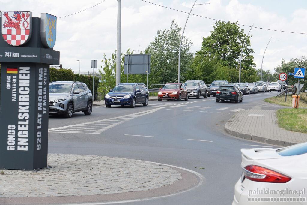 Mieszkańcy przeklinają stanie w korkach. Od 2,5 roku władza nic z tym nie robi. Radny Nowacki pyta burmistrza Duszyńskiego o drugi pas ruchu na ul. Hallera (zdjęcia)