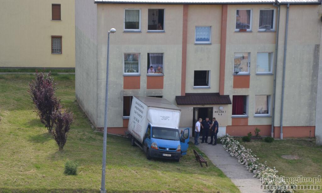 Uciążliwa lokatorka trafi do hoteliku socjalnego w Jastrzębowie. Sąsiedzi czują ulgę, choć żal losu 51-latki.