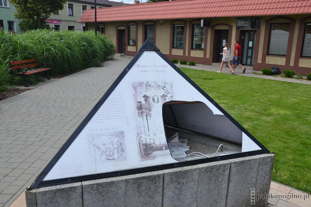 Piramida z informacjami o trzemeszeńskiej bazylice padła łupem wandala