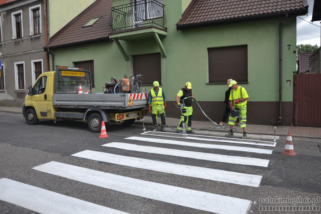 W Trzemesznie malują zebry. Mają być bardziej widoczne.