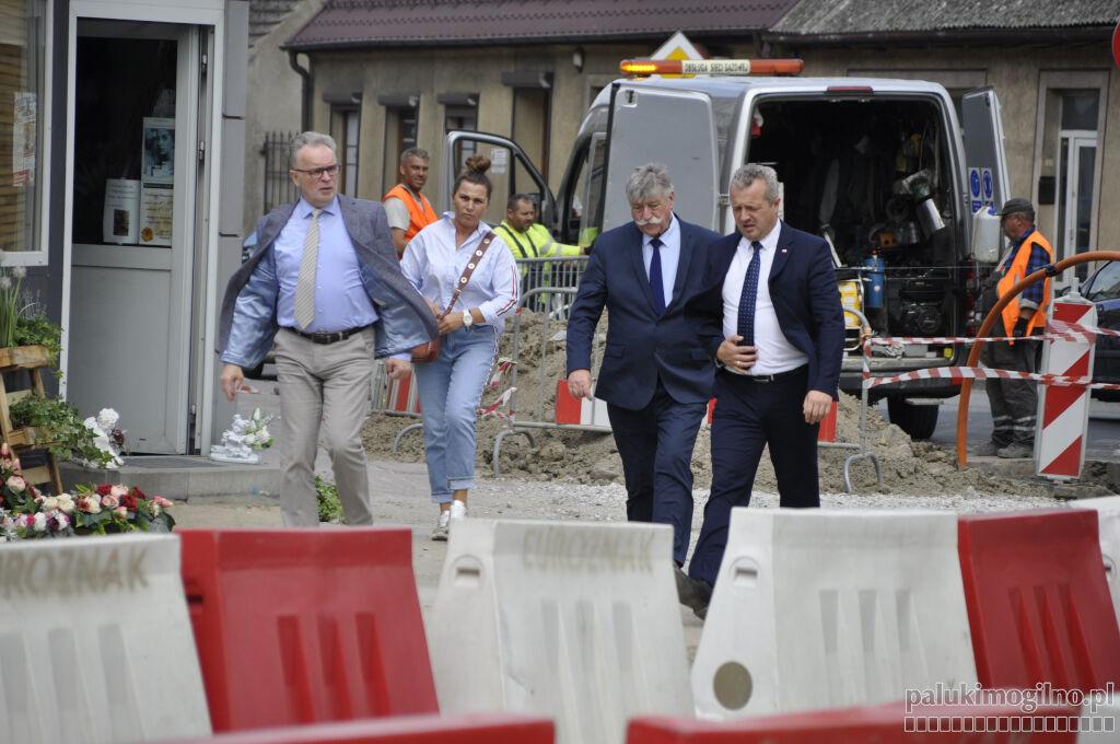 Wojewoda na budowie rond w Strzelnie i budowie hali sportowej w Jeziorach Wielkich. Obydwie inwestycje mają być ukończone w tym roku