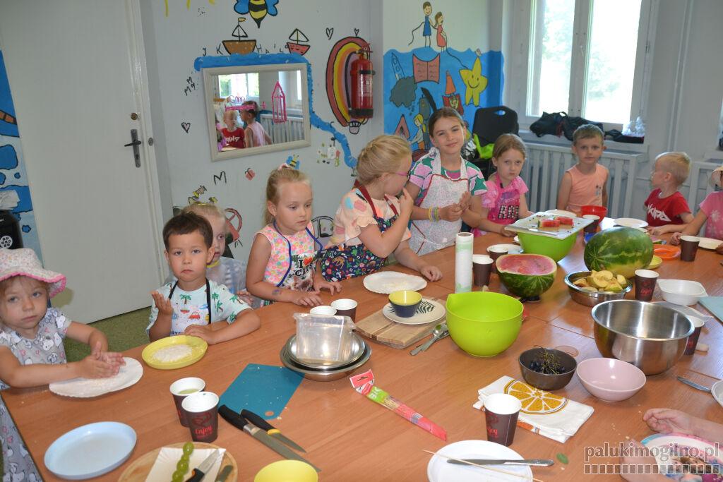 Sposób na nowych czytelników w Orchowie: desery, lemoniada i książka