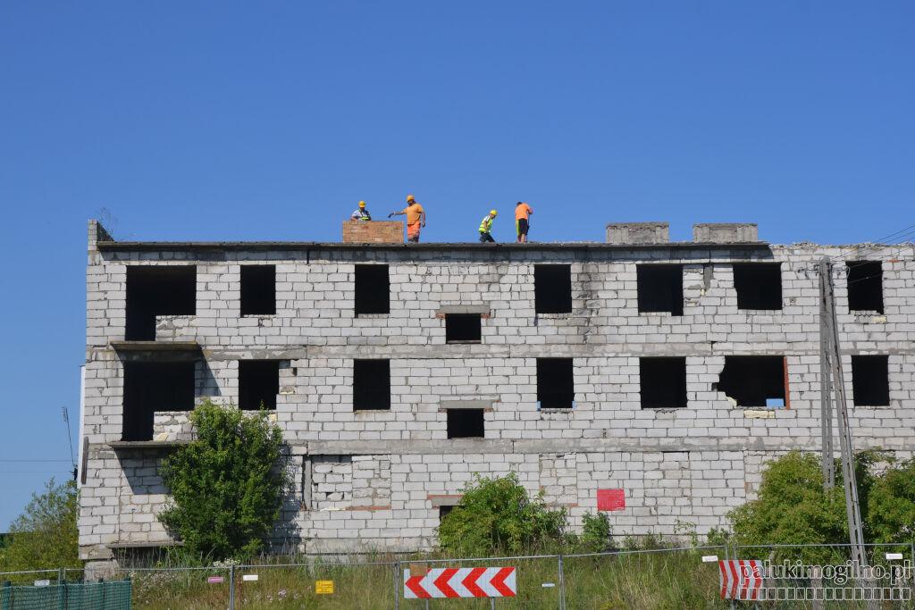 W Osówcu rozbierają pomnik PRL-u. Wielu mieszkańców zyska lepszy widok ze swojego okna