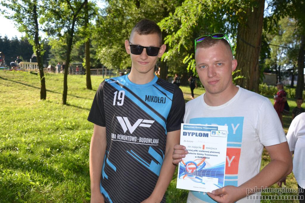 W Kamieńcu o zwycięstwo przy siatce walczyły dwie drużyny z Rudek. Odbył się też festyn nad Jeziorem Kamienieckim (zdjęcia)