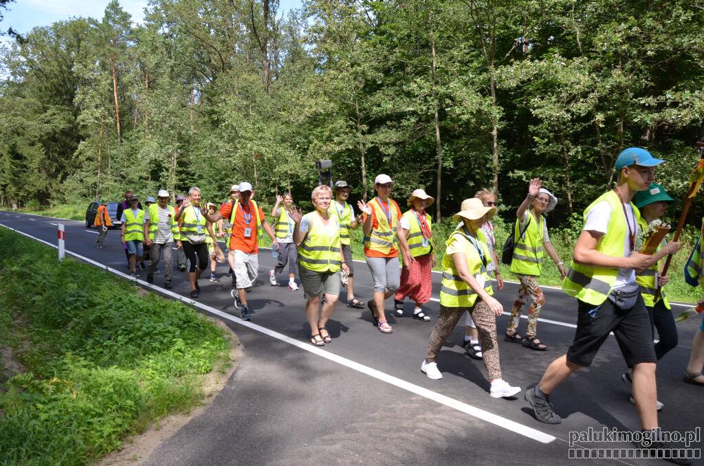 Dziewięć dni pielgrzymowania. Dzisiaj strzelnianie wyruszyli pieszo na Jasną Górę (zdjęcia)