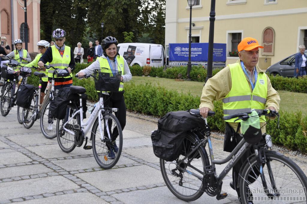Pielgrzymi ze Strzelna ruszyli rowerami na Jasną Górę (wideo + zdjęcia)