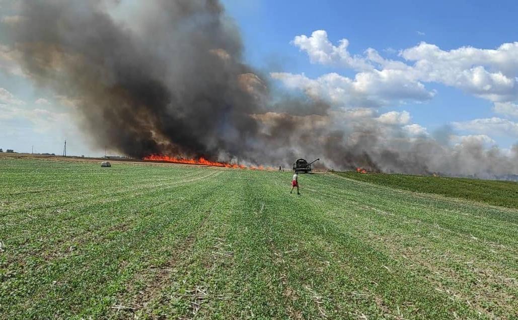 Pożar na polach Fundacji Powiatu Mogileńskiego. Straty szacowane na około 200.000 zł. Pola i prasa do słomy były ubezpieczone