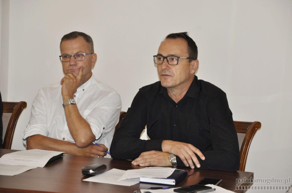 Radny Marcin Czaplicki pyta, czemu jego żonie nie przedłużono umowy
