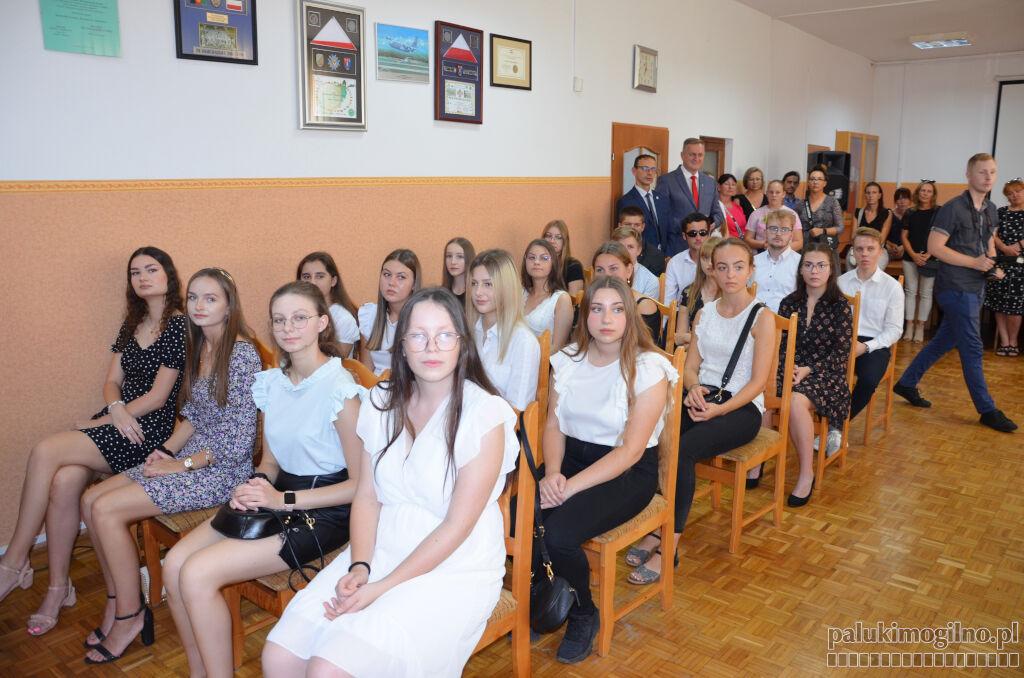60 uczniów szkół powiatowych otrzymało stypendium w wysokości 416 zł (zdjęcia)