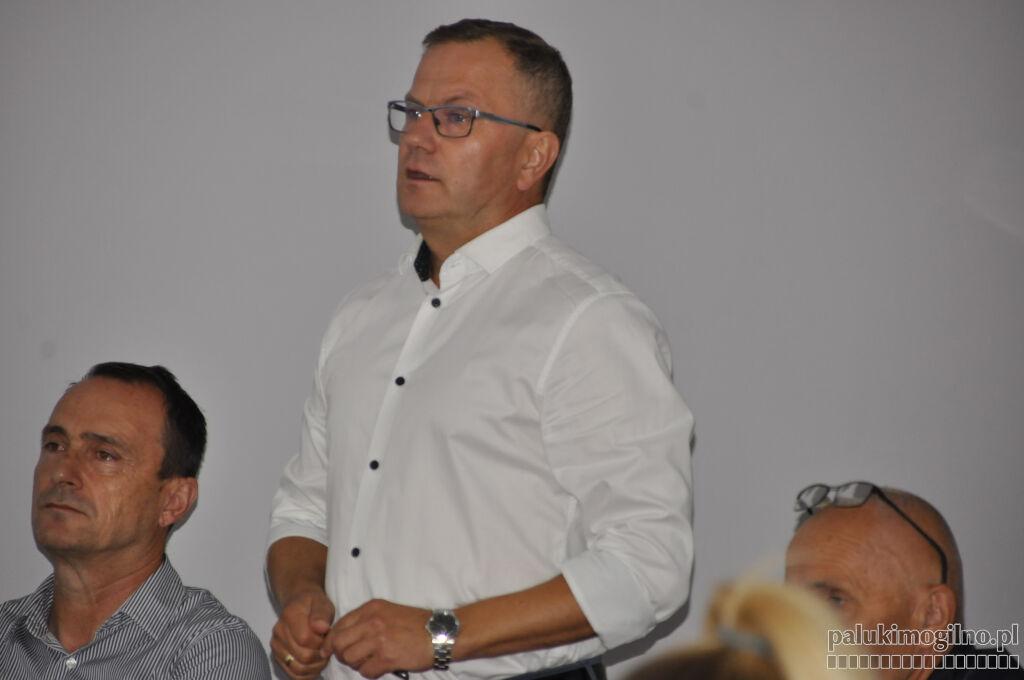 Szkoła w Wójcinie - przecieka dach, szkoła w Jeziorach Wielkich - ciągle coś trzeba naprawiać