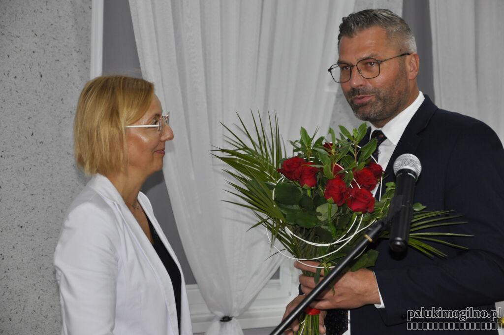 Jeziora Wielkie: pożegnanie sekretarz gminy i kierowniczki biblioteki. Były podziękowania i kwiaty (wideo + zdjęcia)