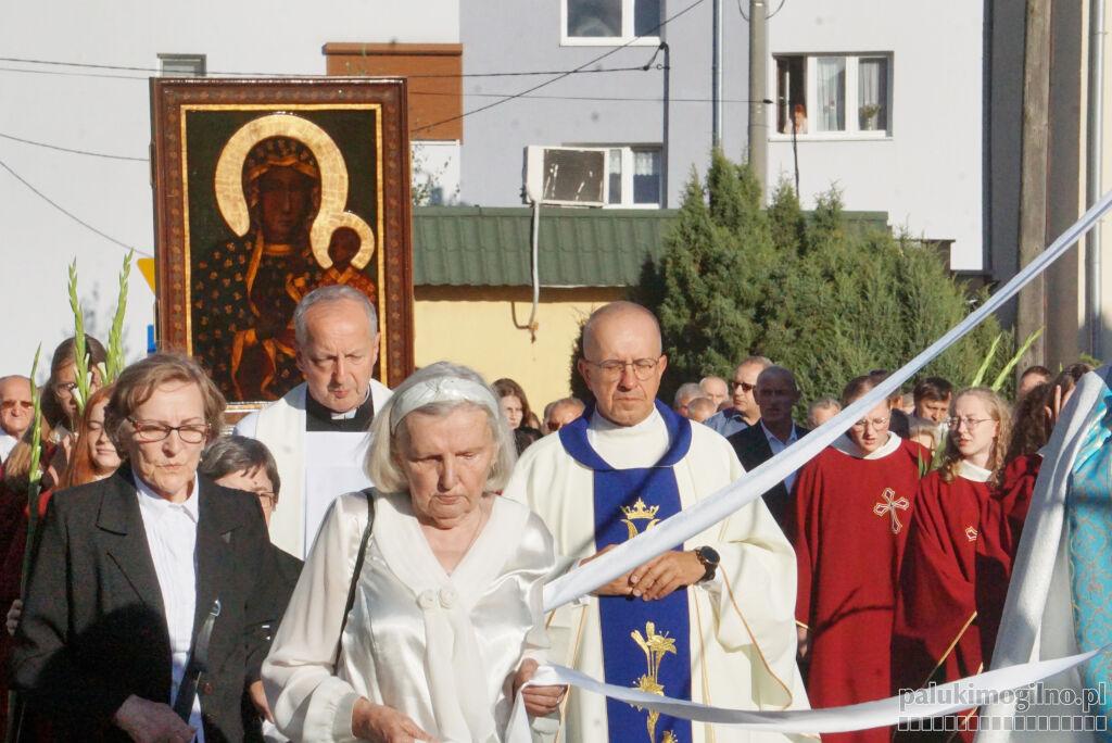 Do Mogilna dotarł obraz Matki Bożej Częstochowskiej. Powitany został przez wiernych na ul. Kasztanowej (wideo + zdjęcia)