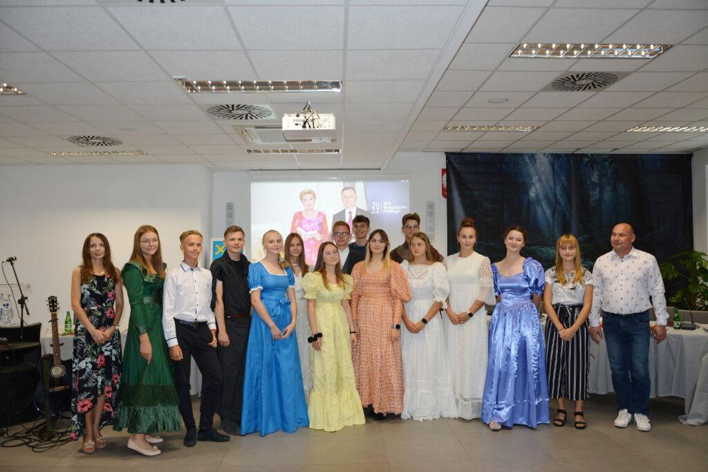 Kostiumy z epoki, muzyka oraz ballady i romanse Mickiewicza