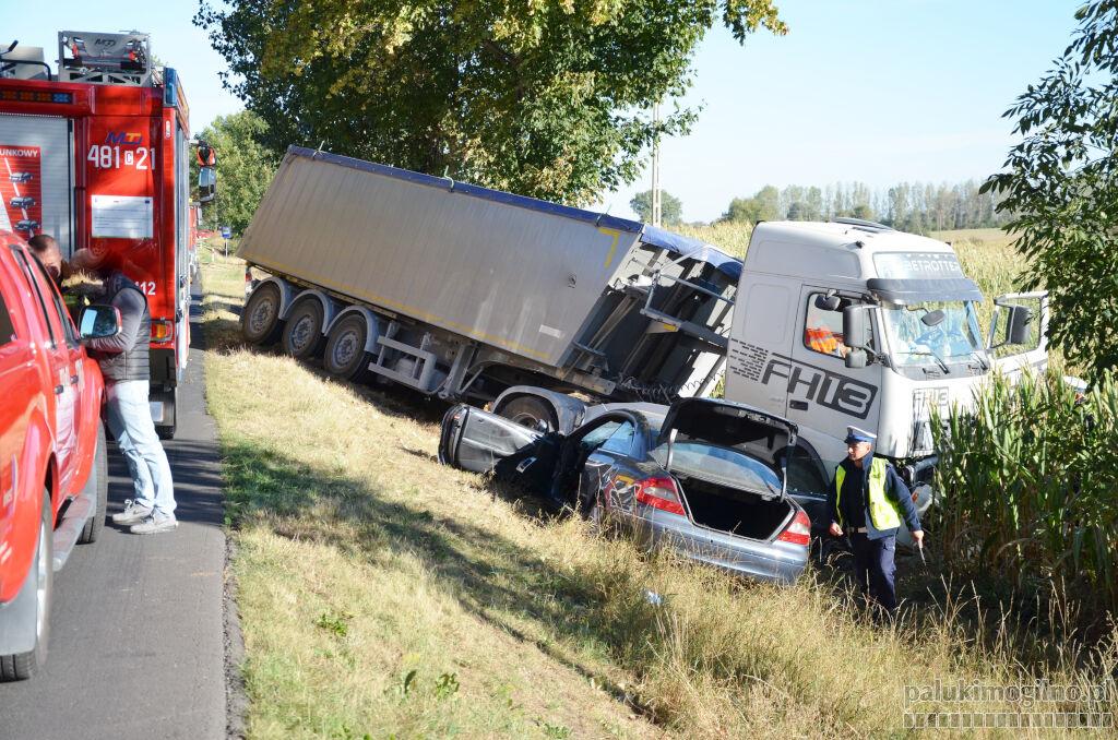 Sucharzewo: zderzenie ciężarówki z osobówką. Kierowca mercedesa zabrany do szpitala helikopterem