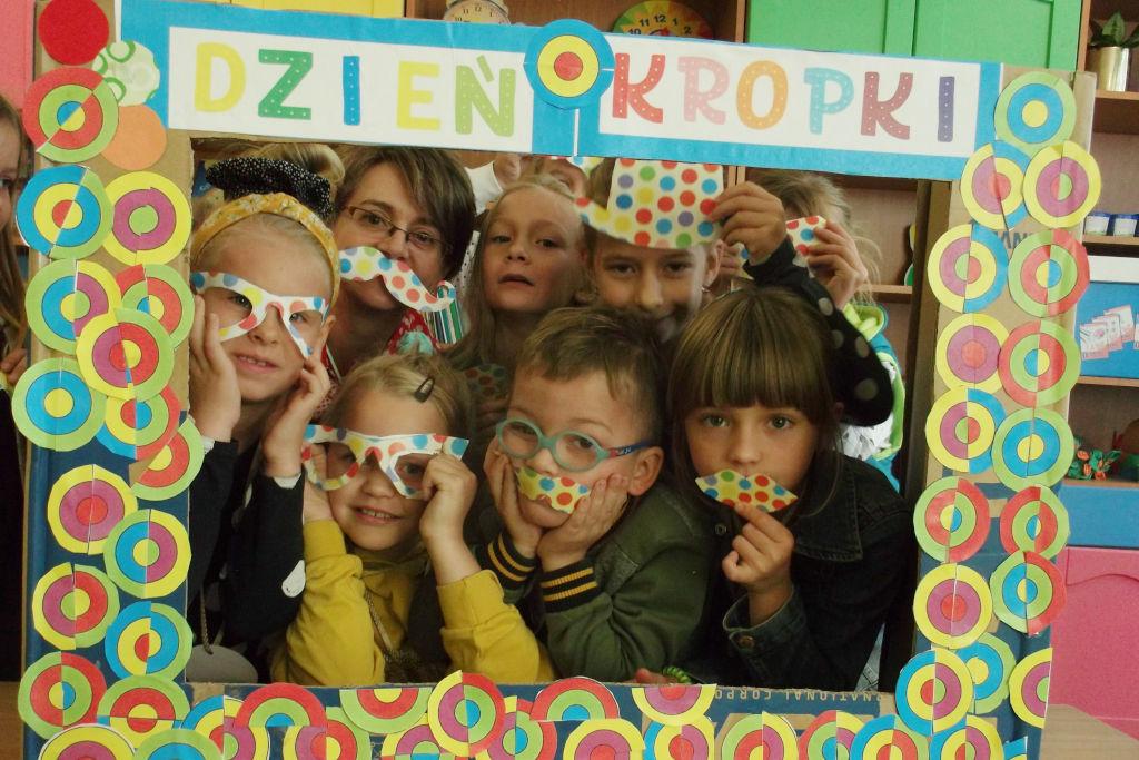 Zakropkowane pierwszaki. Dzieci czytały bajkę, a potem była wspólna zabawa
