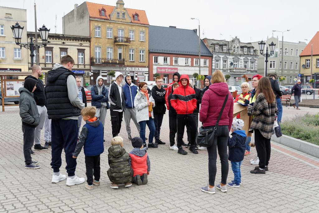 Gra miejska w Strzelnie. Zbój Dąbek wskazał kierunek, w jakim mieli pójść