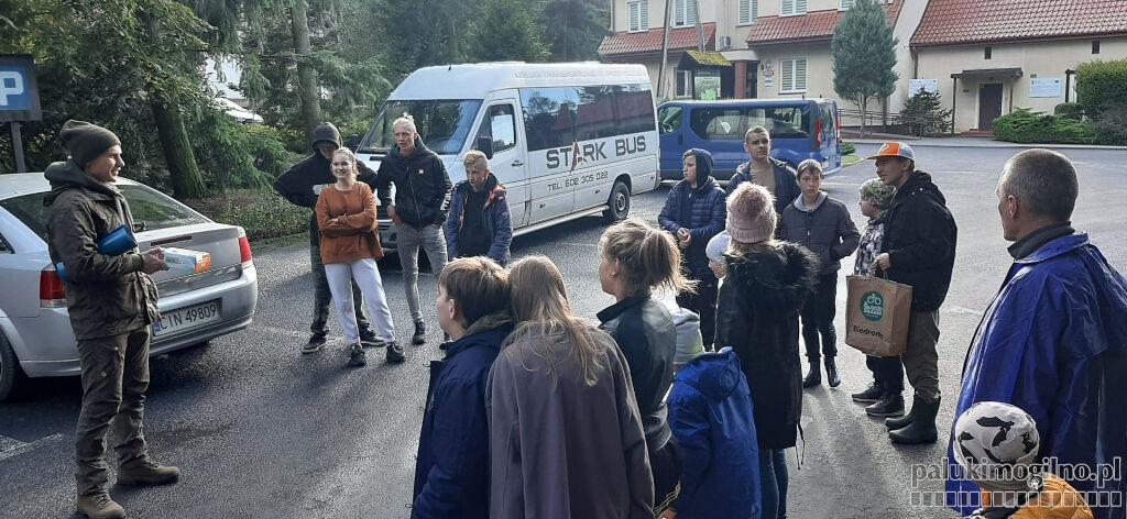 Harcerze sprzątali las. Wśród zebranych śmieci przeważało szkło, plastik i puszki