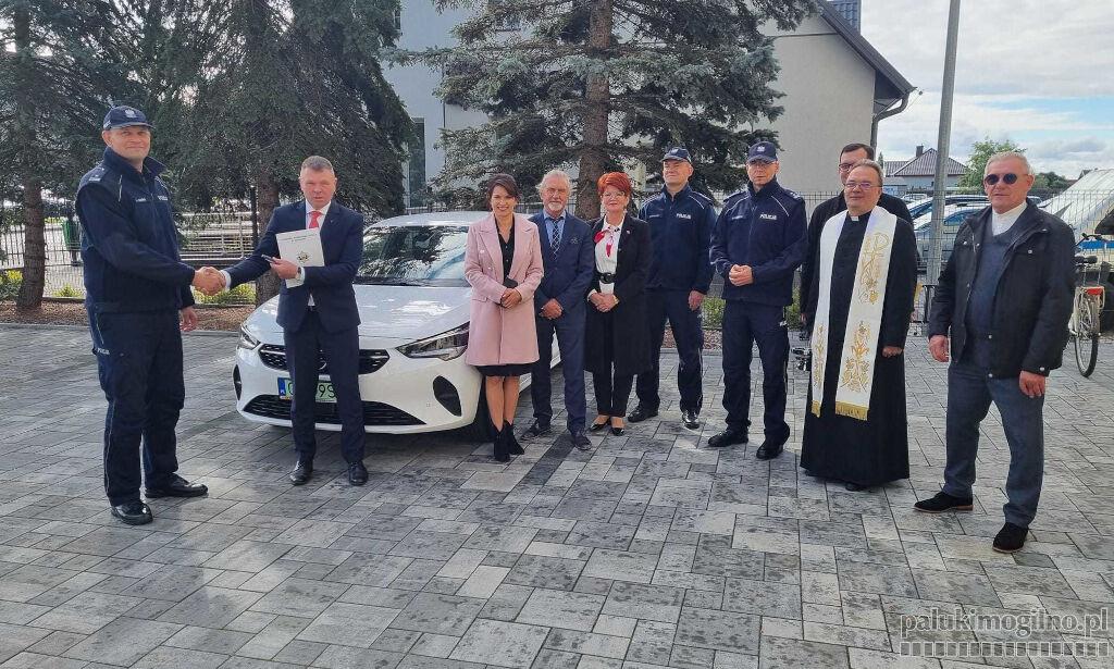 Elektryczny opel trafił do policji w Strzelnie. Został naładowany, poświęcony i jest gotowy do pracy
