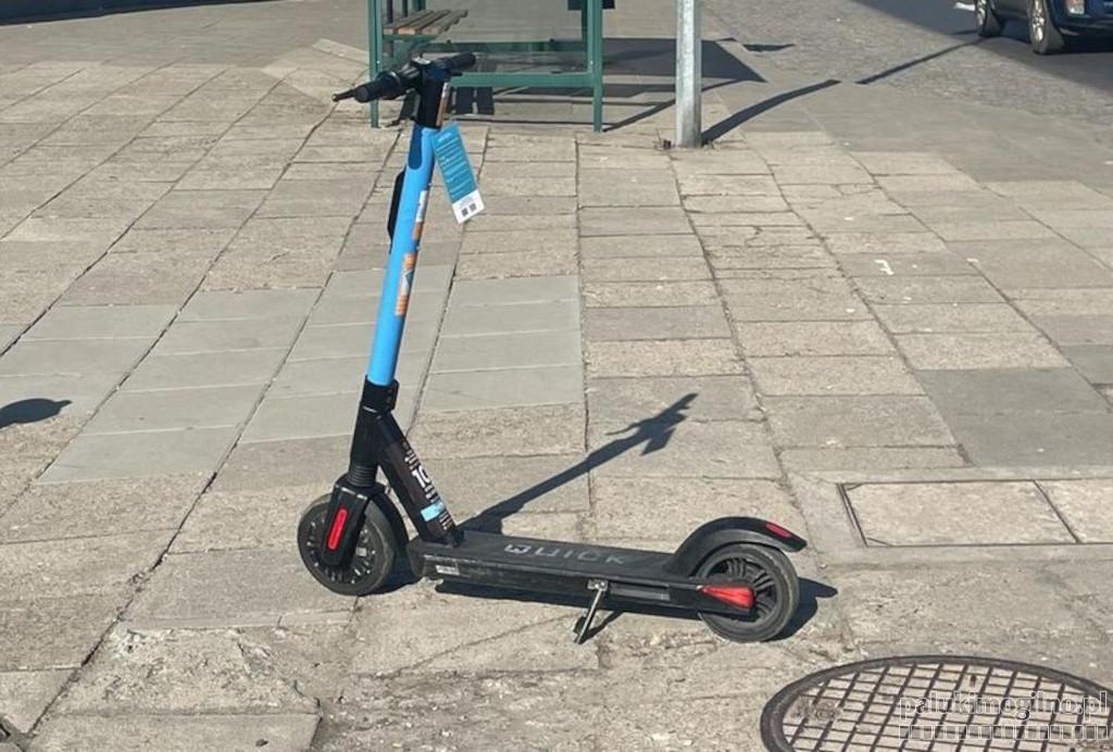 Pijani jeździli na hulajnogach elektrycznych koło komendy policji