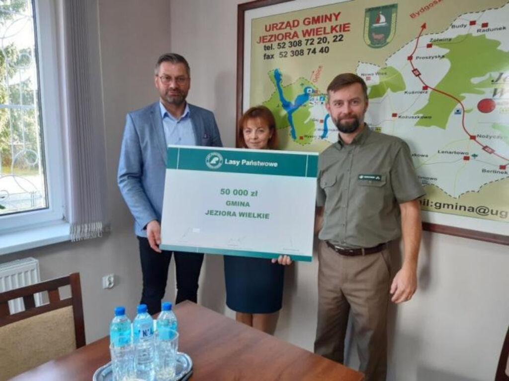 Nadleśnictwo w Miradzu wsparło Jeziora Wielkie w budowie drogi. Na Potrzymiech dojedziemy asfaltem
