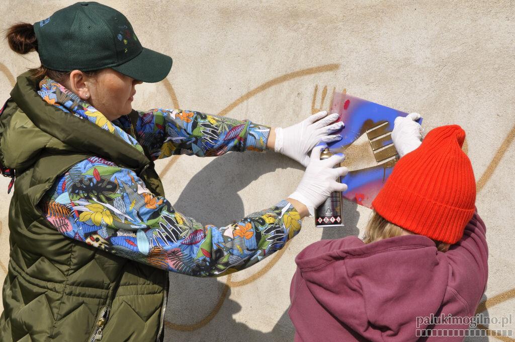 Poznali walory haftu kujawskiego. Podczas warsztatów powstał mural i komiksy (wideo + zdjęcia)