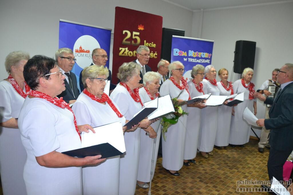 Razem mają 1.350 lat, ale nie boją się wychodzić na scenę. Złoty Liść z Trzemeszna obchodził jubileusz 25-lecia (zdjęcia)