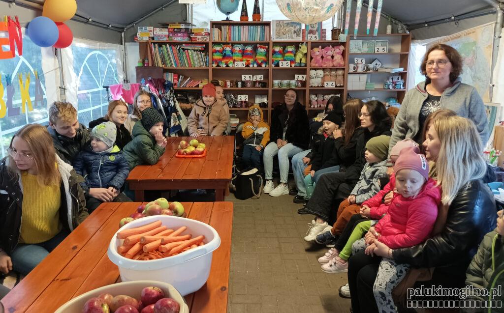 Licealiści z przedszkolakami na terapii z alpakami