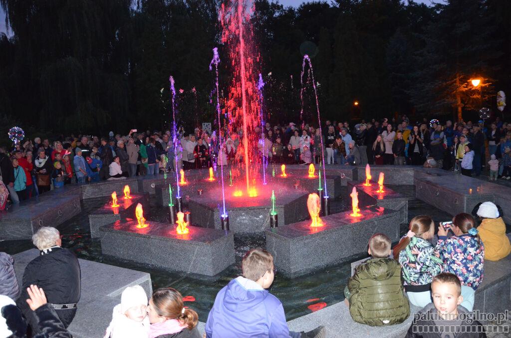 Grająca fontanna wystrzeliła kolorowymi strumieniami wody. W trakcie koncertu 