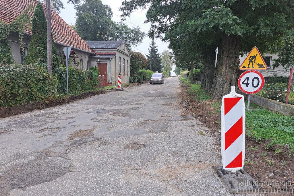 Rozpoczął się długo oczekiwany remont drogi do cmentarza w Rzadkwinie. Spełniły się marzenia mieszkańców. W listopadzie pojadą nowym asfaltem