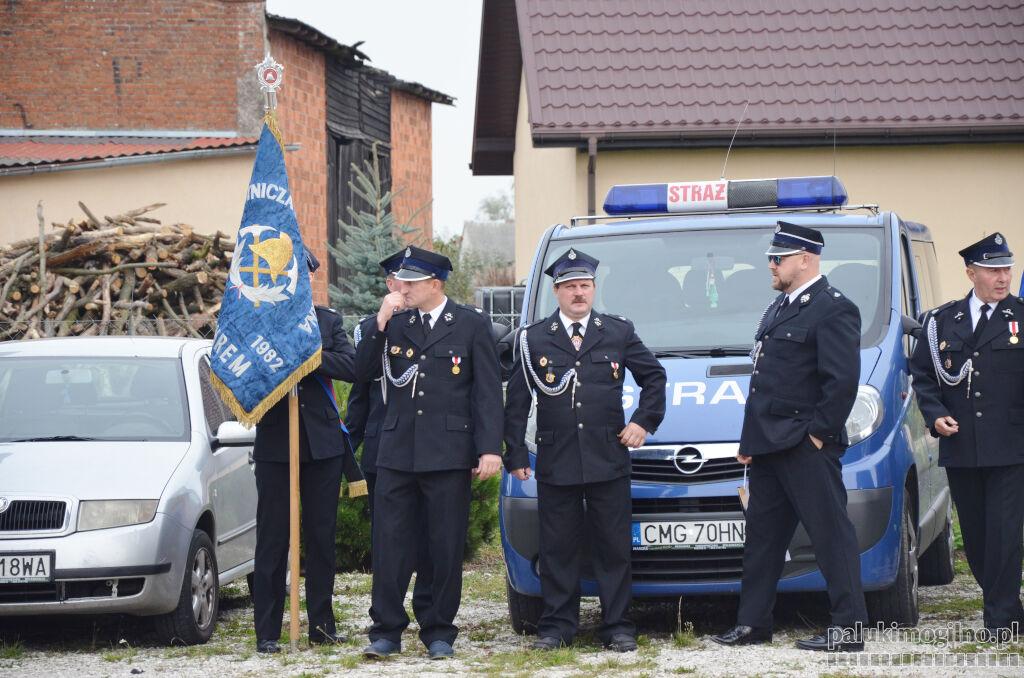 100 lat Ochotniczej Straży Pożarnej w Mokrem. Na ręce prezesa Tomasza Stawickiego spływają gratulacje (zdjęcia)