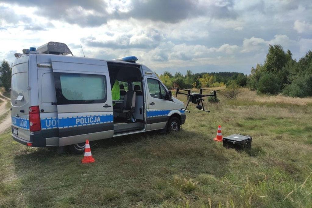 Policyjny dron namierzył wykroczenia kierowców w Wymysłowie