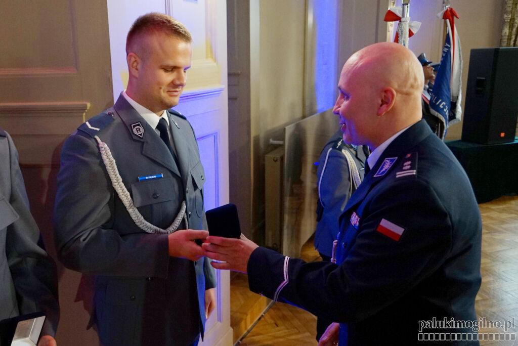 Sierżant Mikołaj Palicki z Padniewka otrzymał Kryształowe Serce. 19 lutego uratował życie kobiecie, która nagle straciła przytomność