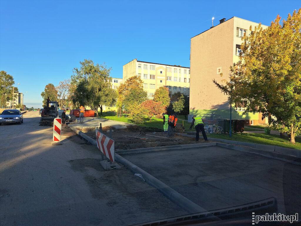 Trwa budowa zatoczek do samochodów i parkingu przy ul. Dąbrowskiego w Strzelnie