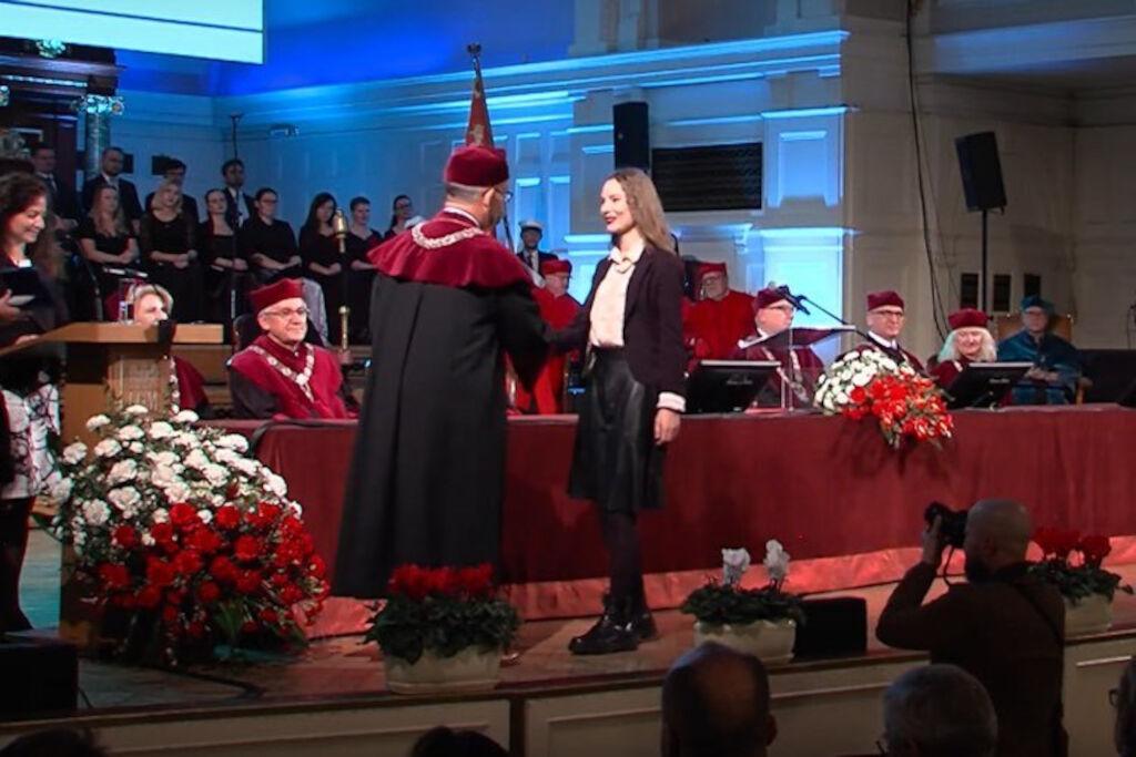 Absolwentka ZS w Bielicach za wybitne osiągnięcia naukowe otrzymała medal UAM w Poznaniu