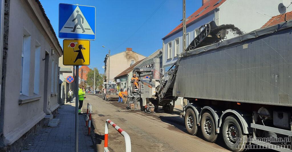 Ulice Sądowa i Jagiełły w Mogilnie. Po wymianie sieci gazowniczej, kładą nowy dywanik