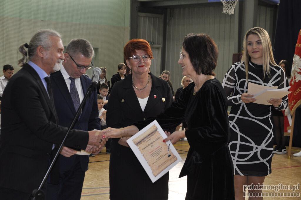 Nagrody dyrektora i jubileuszowe wręczone w ZSP 2 w Strzelnie z okazji Dnia Edukacji Narodowej (wideo + zdjęcia)