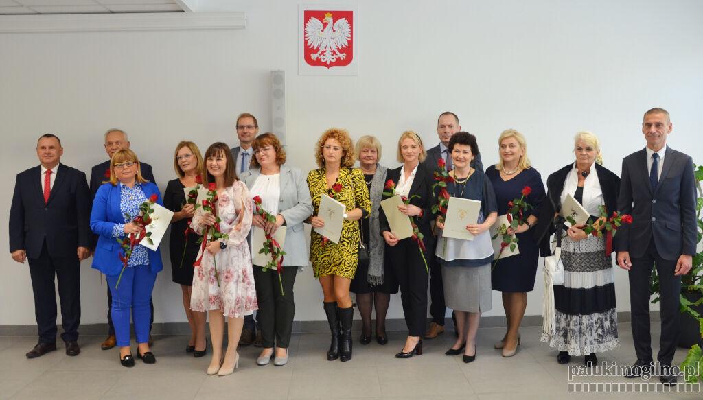 Nagrody burmistrza Leszka Duszyńskiego. 12 nauczycieli otrzymało po 3.000 zł brutto