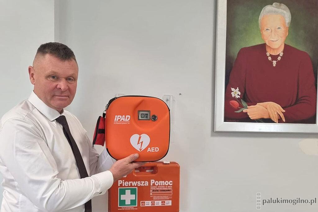 Dwa ogólnodostępne defibrylatory pojawiły się w Strzelnie. Podpowiadają jak uratować życie