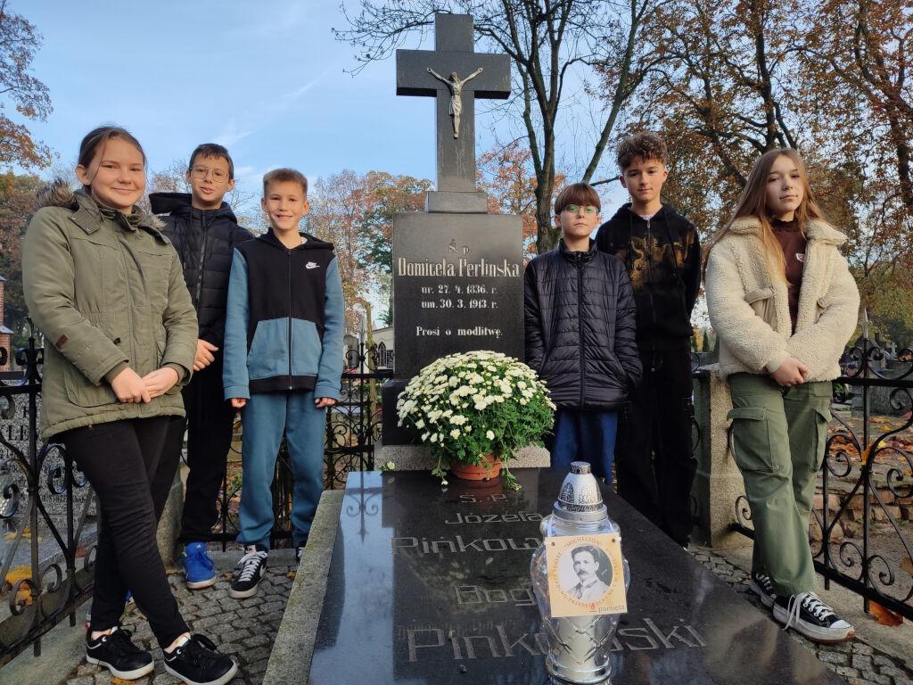 Uczniowie ze Strzelna pamiętali o zmarłych nauczycielach i bohaterach narodowych. Porządkowali groby i cmentarne alejki (zdjęcia)