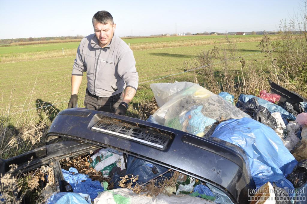 Ktoś przywiózł śmieci na pola w Pomianach i w Kożuszkowie, w tym części samochodowe
