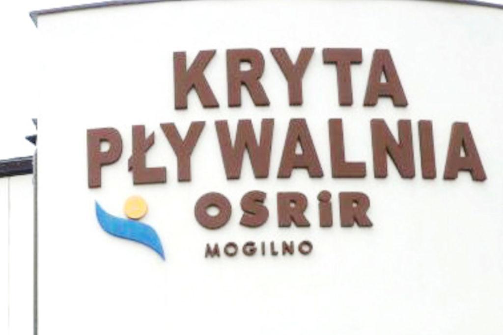 Klasy I - III szkół podstawowych z Jezior Wielkich, Padniewa, Mogilna i Szczepanowa uczą się pływać na mogileńskiej krytej pływalni
