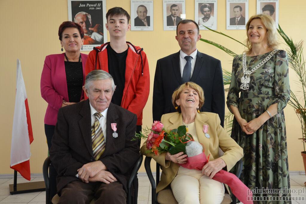 Złote Gody w Dąbrowie. Jubileusz 50 lat małżeństwa obchodziło 8 par (zdjęcia)