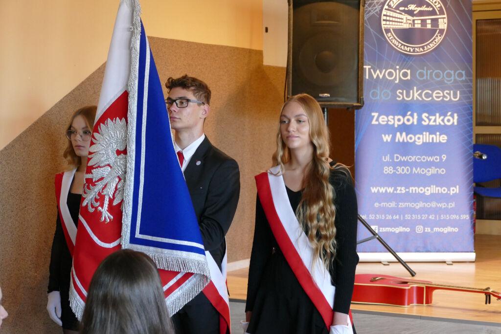 Narodowe Święto Niepodległości w szkołach w Strzelnie i Mogilnie. Były uroczyste akademie i wspólne odśpiewanie Mazurka Dąbrowskiego