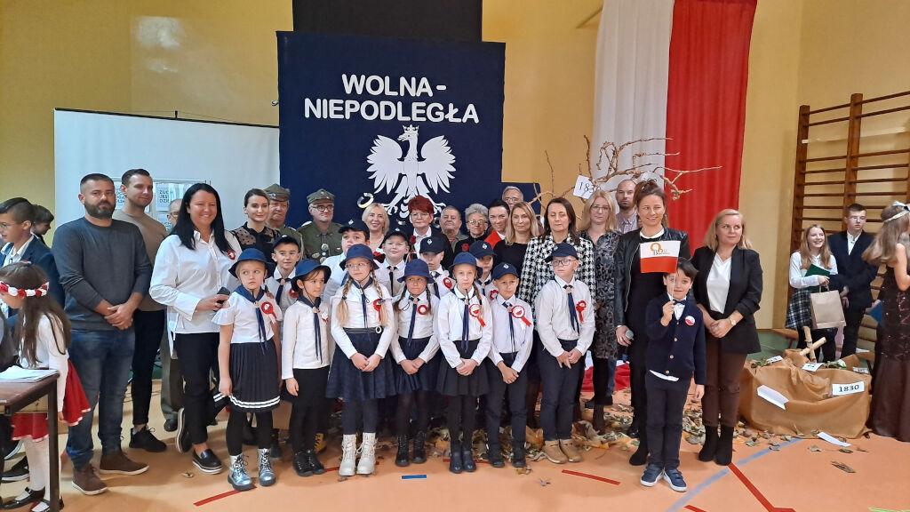 Niepodległościowa akademia i obietnica zuchowa. W Michelsonie swoją działalność rozpoczęła brać zuchowa Silne Kropelki (zdjęcia)